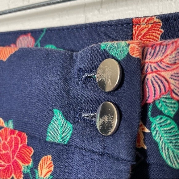 Chico's Floral Secret Stretch Textural Fleur Straight Leg Crop Pants Size Chico' - Picture 6 of 10